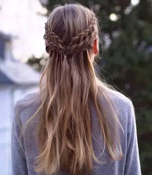 半瀑布辫一直流行,少女的青春气息随处可见,这款发型在日常生活中也