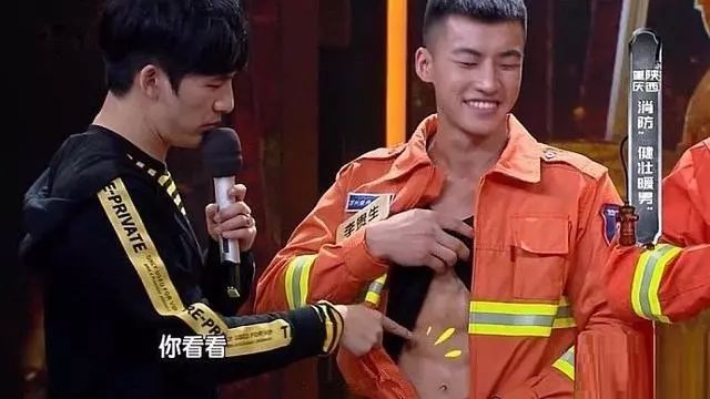 中国消防员男子的腹肌图片