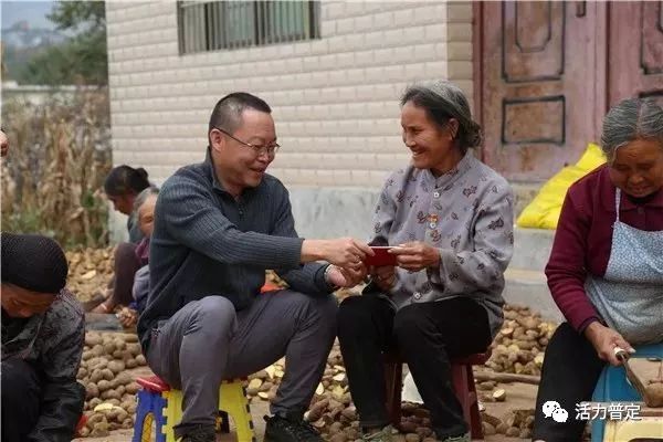 坪上镇:讲习所"深学十九大·脱贫奔小康"宣讲进村寨