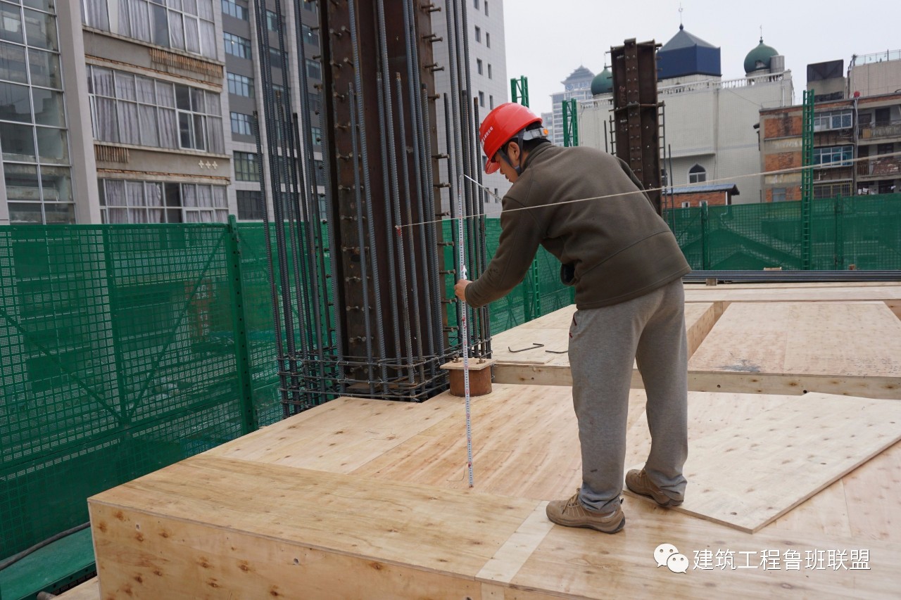 主次梁內難以清理的地方使用大功率吸塵器進行清理· 模板上定位放線