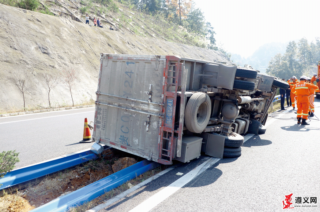 道安高速k1602 800米上行(湄潭往余庆方向)路段发生一起交通事故