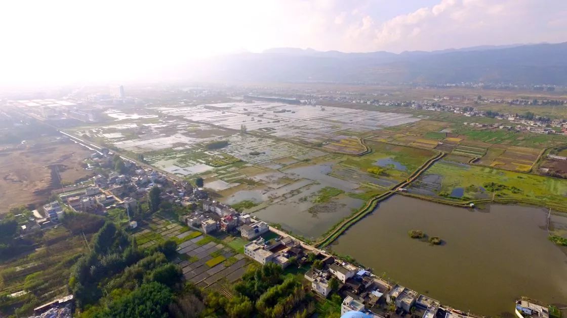 变得更加和谐,未来会泽人们可以在茶余饭后来到蔓海公园,漫步在水上