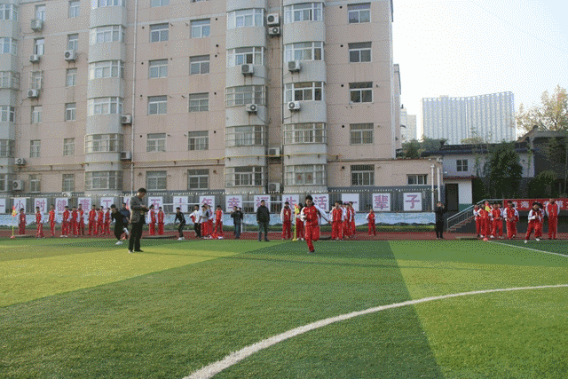 昨天清晨八时许,渭南市陇海中学第九届阳光体育运动会正式拉开帷幕