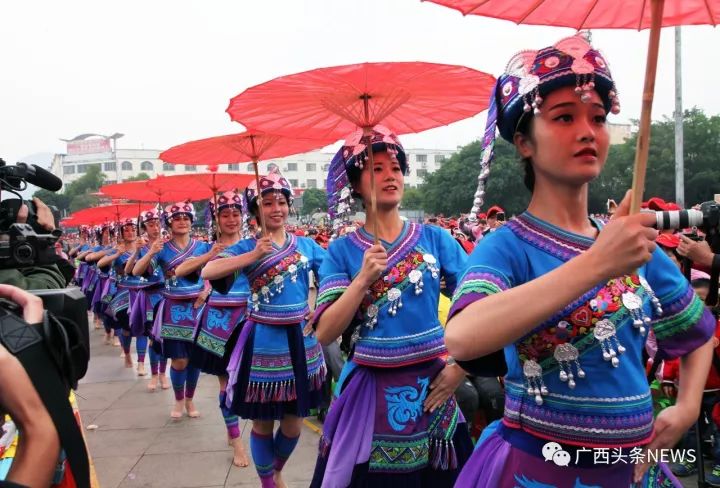 仫佬族走坡节图片