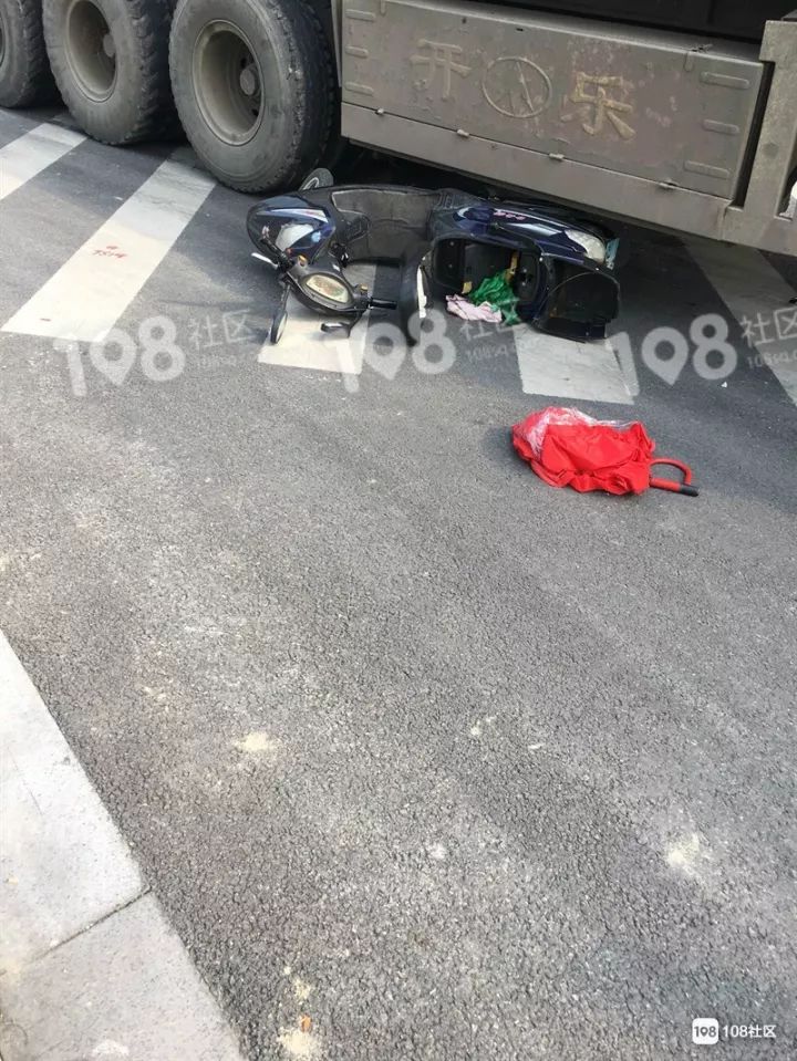 突發車禍猛如虎紹興大媽斑馬線上被撞倒電瓶車大爺腳板生生壓沒男子遭