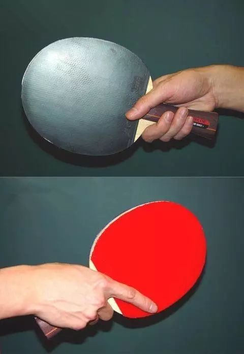 横拍握法是乒乓球运动中两种最基本的握拍方法(另一种是直拍握法)之一