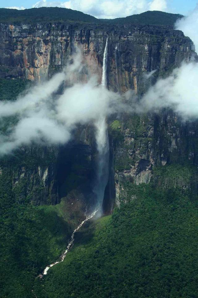 其诸多瀑布中的佼佼者便是世界第一落差的安赫尔瀑布