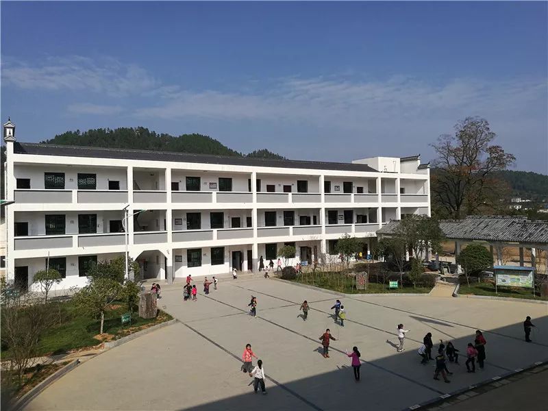 新建的教学楼和文化广场