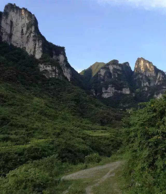 了很多天然的美丽风景,砸口岩以其独特的地貌魏立在沙坝村石啷坝组