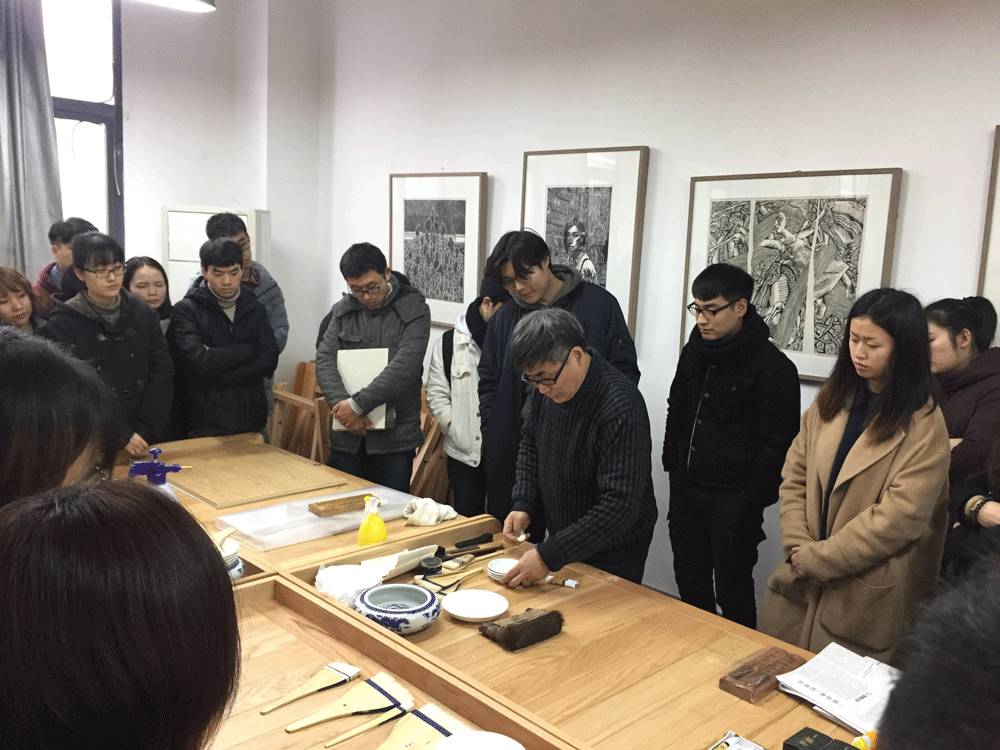 邀请李仲老师授课现场二,组织学生展览:展览分为拔尖班个展计划,联展