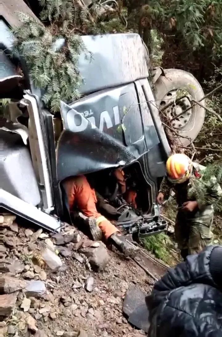 事故发生后,有好心人立即拨打了报警电话,祁东县交警部门,消防官兵