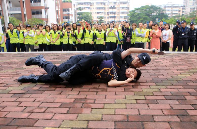 特警隊教官示範防身術