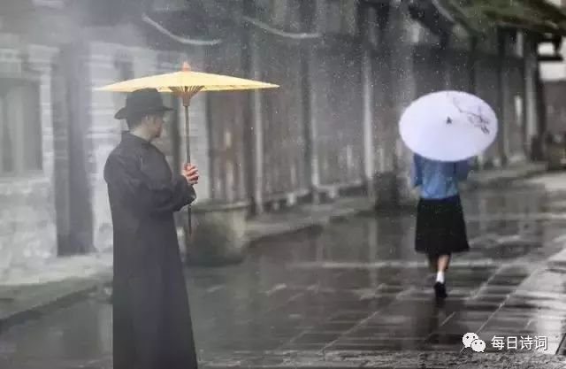 雨巷戴望舒撐著油紙傘,獨自彷徨在悠長,悠長又寂寥的雨巷我希望逢著一