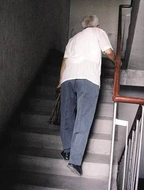 爬楼梯不累的小窍门,中老年人的福音!