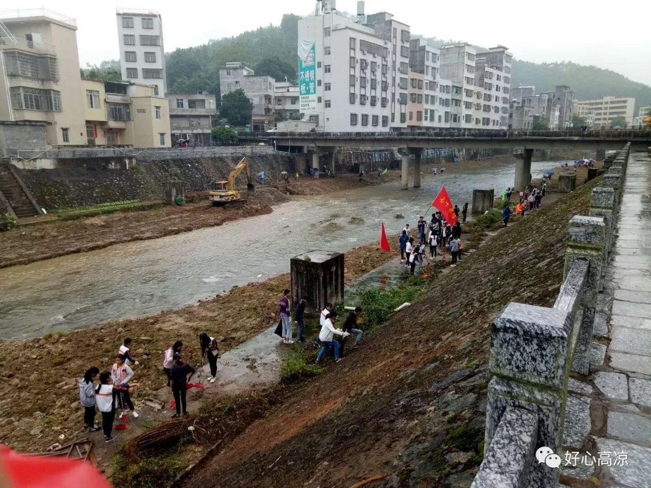 (古丁镇开展小手拉大手活动,清理河道河堤垃圾.