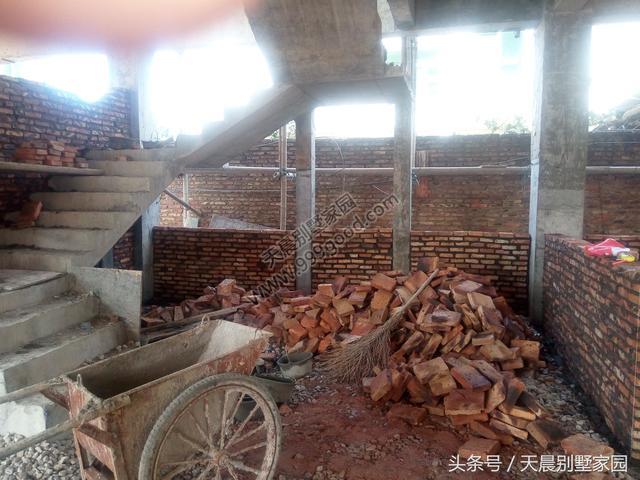 農村三層半自建房四跑樓梯洋氣時尚圍觀的人不斷門檻險踏破