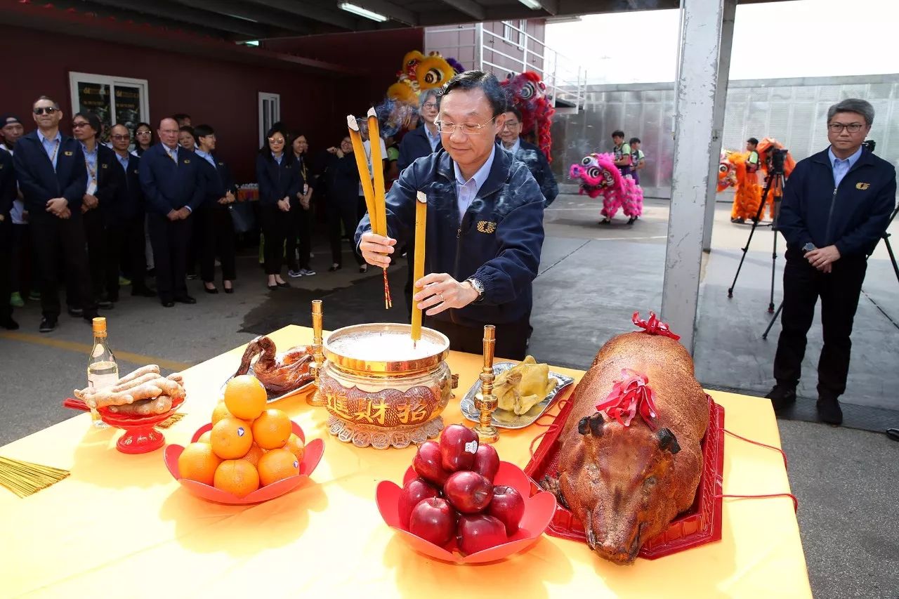 大賽車進行拜神儀式