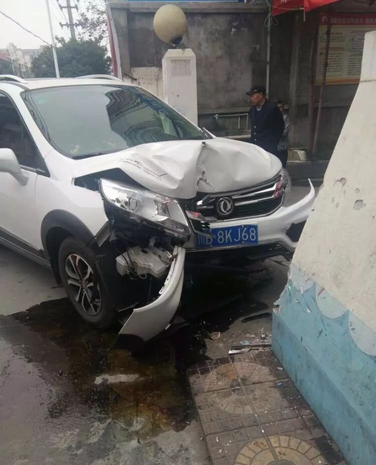 时隔1小时,江油城区连续发生2起严重车祸!车祸猛于虎啊