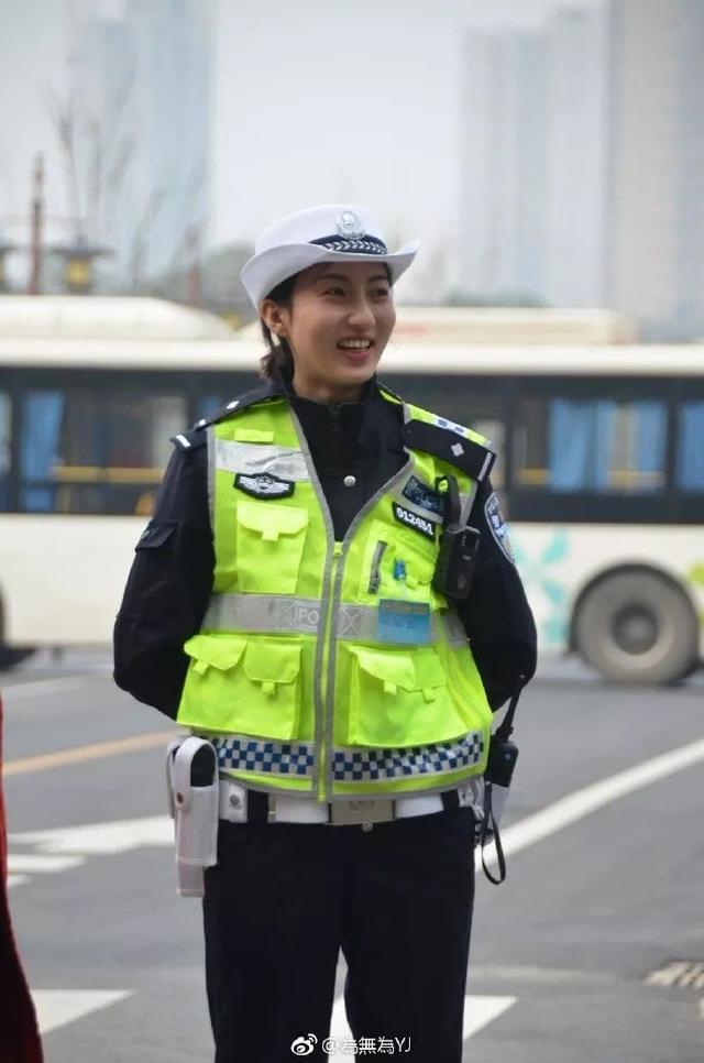 西安国际马拉松赛的最美女交警大方清秀 网友:好想认识她