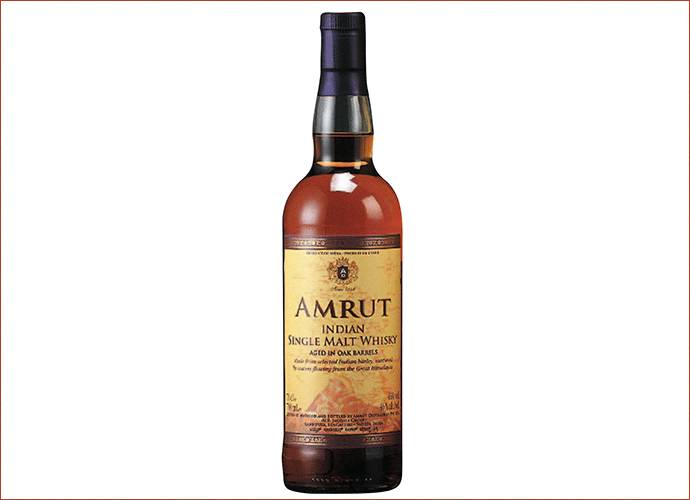 amrut 阿穆特 fusion 单一麦芽威士忌酒体呈现出干净的琥珀色,闻上去