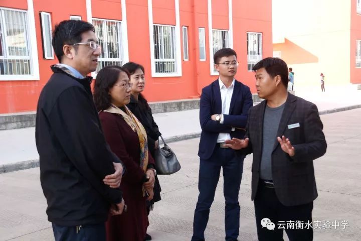 曹志新一行参观了学校的校园环境和教学楼,宿舍楼等教学设施,王汉雄
