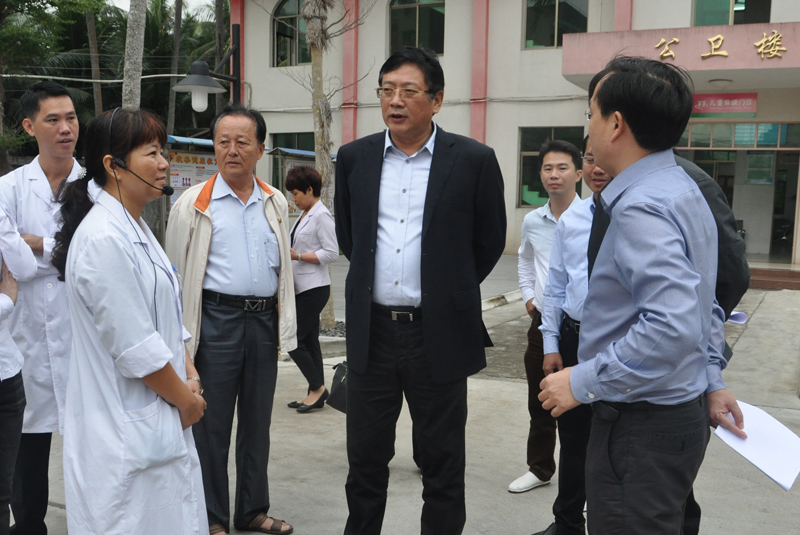 刘登山一行先后来到东郊镇中心卫生院,市庆龄妇幼保健院,市中医院