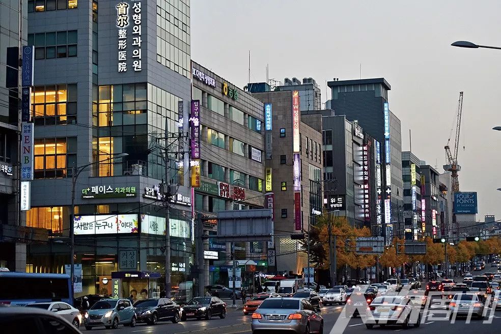 狎鸥亭位于被称为首尔富人区的江南,是著名的韩国整容一条街