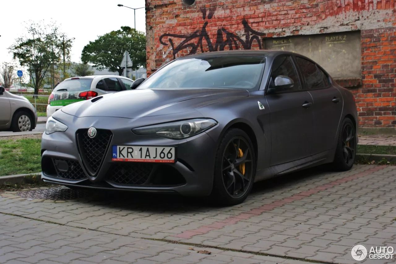 國外街拍alfaromeogiuliaquadrifoglio