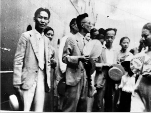 1933年7月,邹韬奋被迫出国考察,友人和家人在码头送行,前排左一