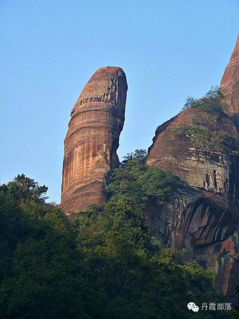 破释丹霞性文化岩画龙兆康丹霞山以其奇特的地质地貌和丰富的人文景观