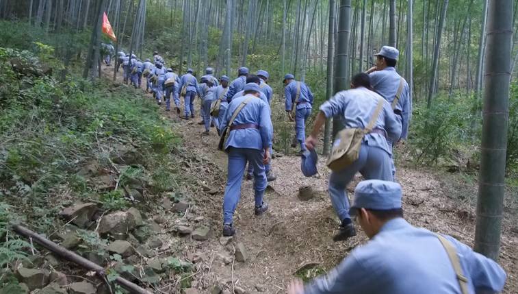 全体学员翻山越岭