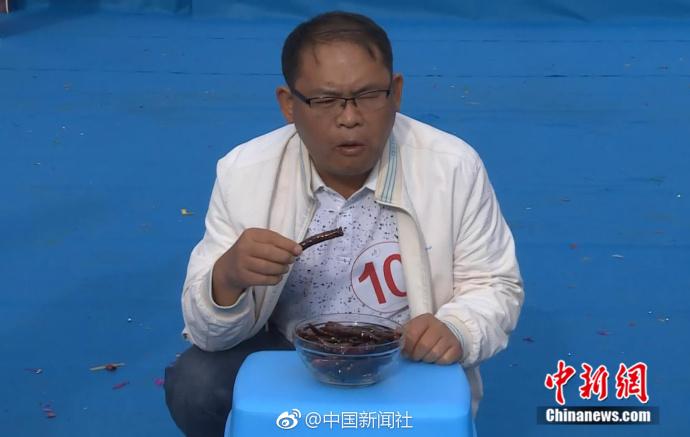 云南办吃辣椒比赛 冠军3分钟吃完24把辣椒还不喝水