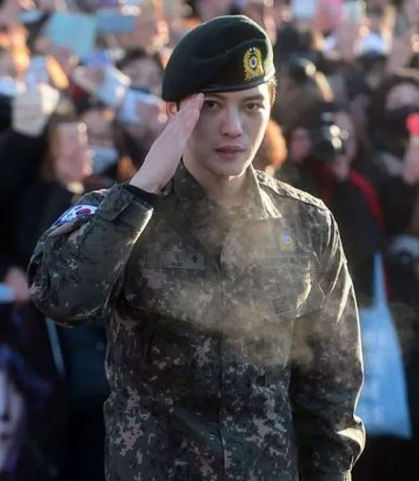 韩国男明星入伍当兵什么样子你觉得谁更帅呢