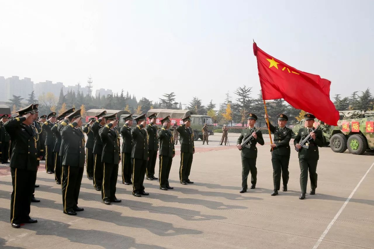 轉身亦是出征陸軍工程大學訓練基地舉行轉業幹部向軍旗告別儀式