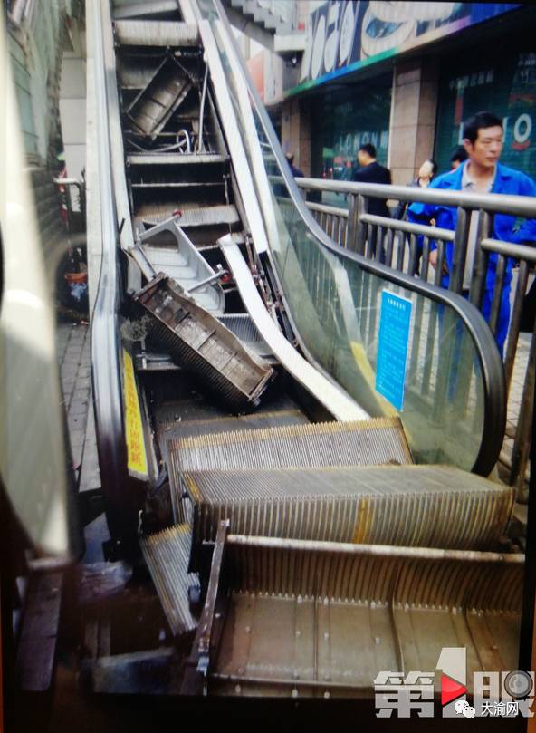 重庆一自动扶梯突然垮塌 现场视频震撼