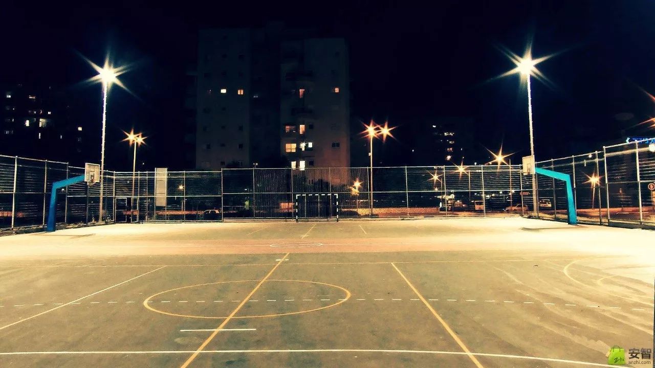 凌晨四点的篮球场图片
