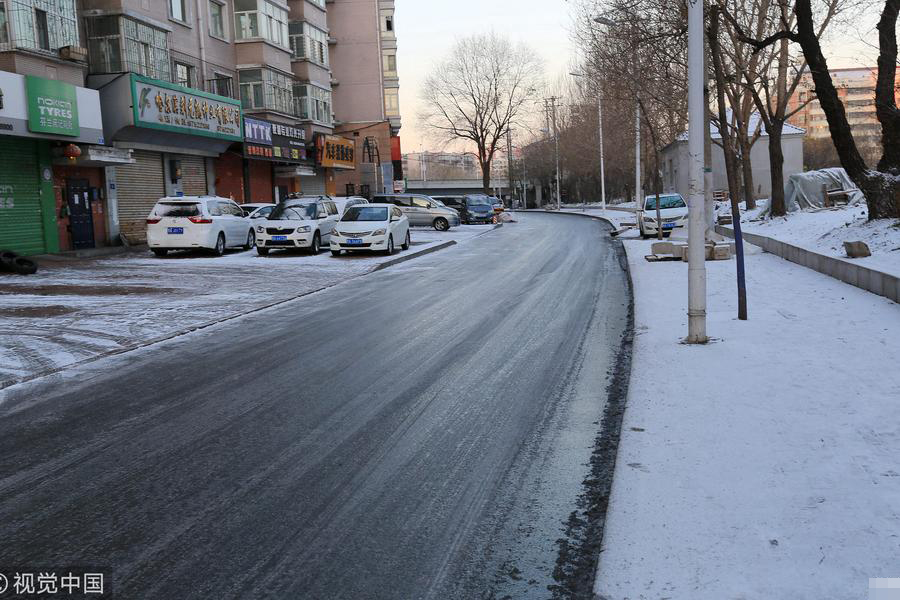 哈尔滨雪后道路结冰 路面光滑如镜