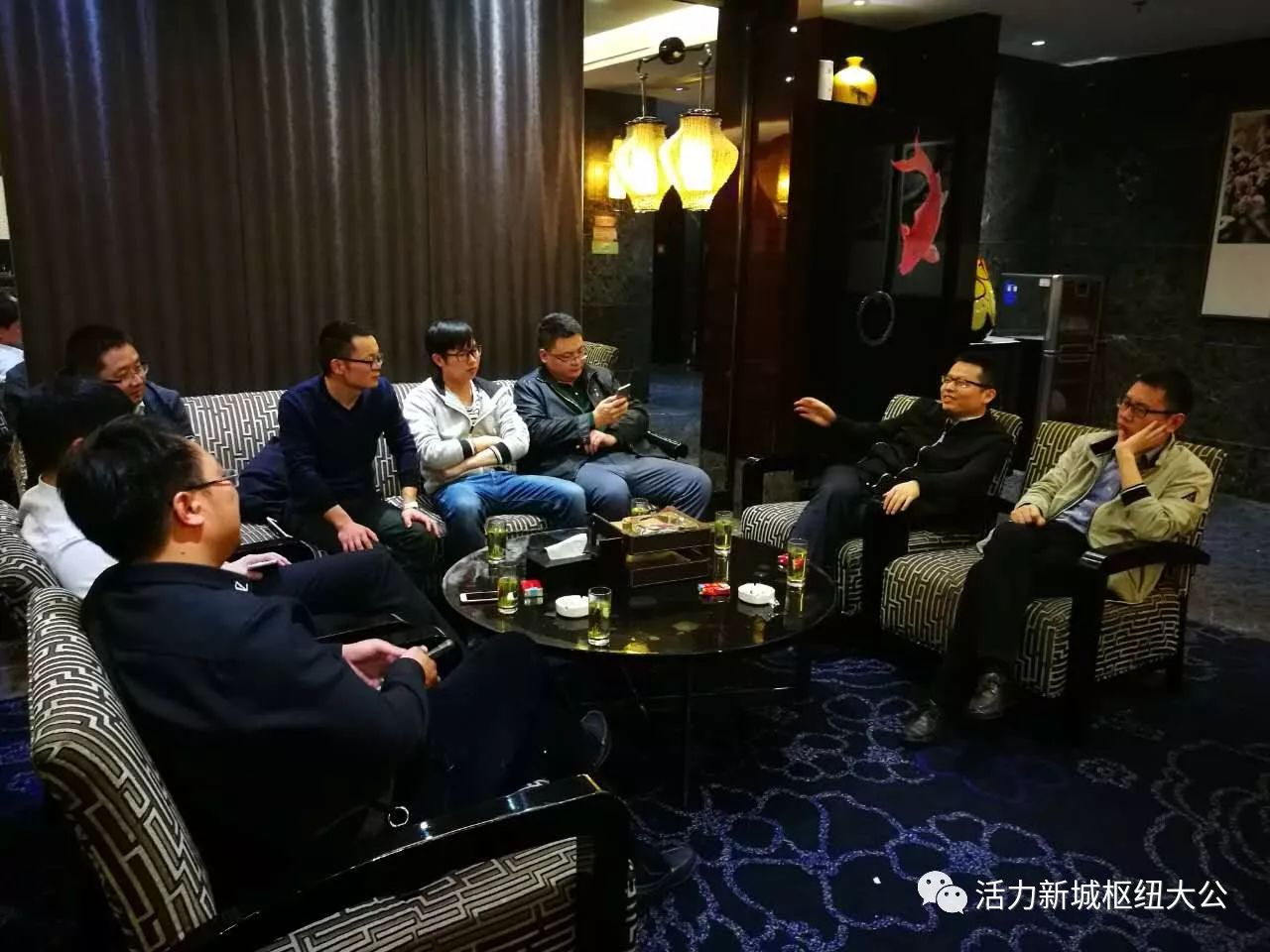 镇负责人周玉宇向专家团队介绍海安科技人才政策