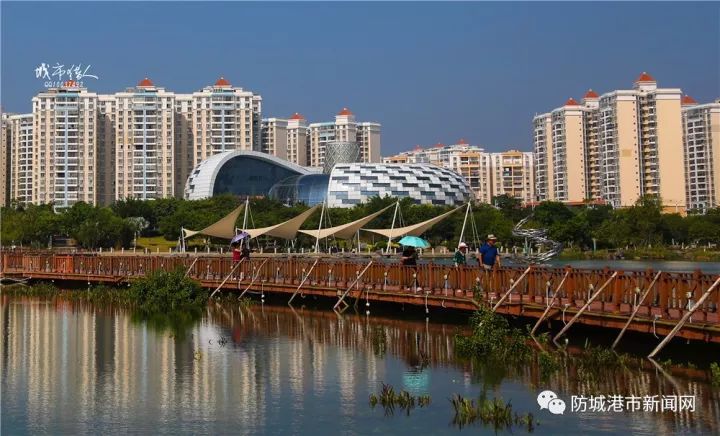 在冬天裡,小編今天在防城港市海洋文化公園看到不少市民是穿著短袖