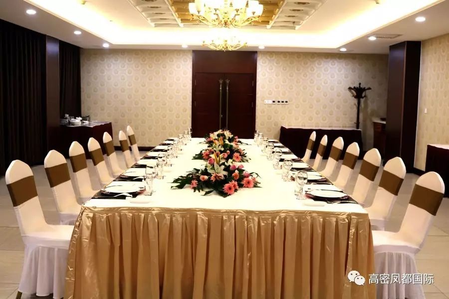 面积60,内设固定的长桌形会议桌,可接待30人的会议.