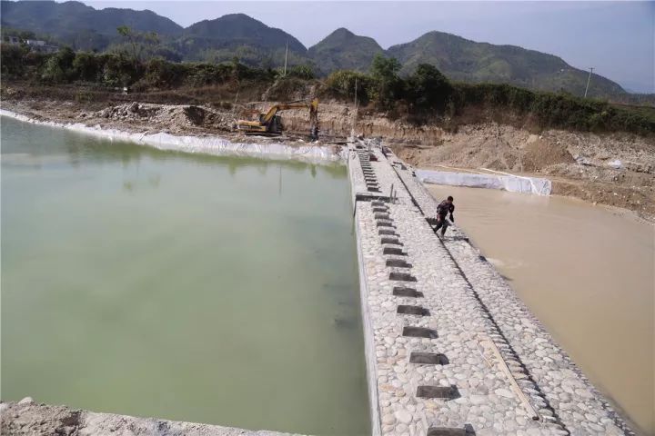 生态透水坝图片