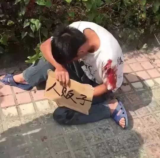 有人在广东偷小孩被抓后悬挂人贩子示众警方介入后发现
