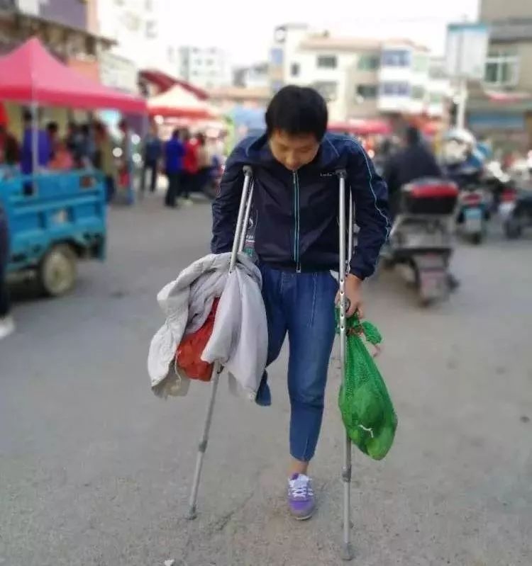 多难却自强乐平15岁患癌女孩截肢后拄着拐杖卖菜帮帮她只需多走几步路