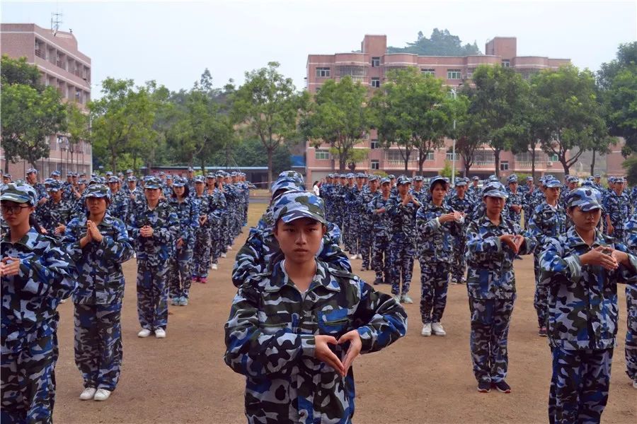 小编坚信,通过这次国防教育后的他们,一定会继承和发扬军人的优良作风