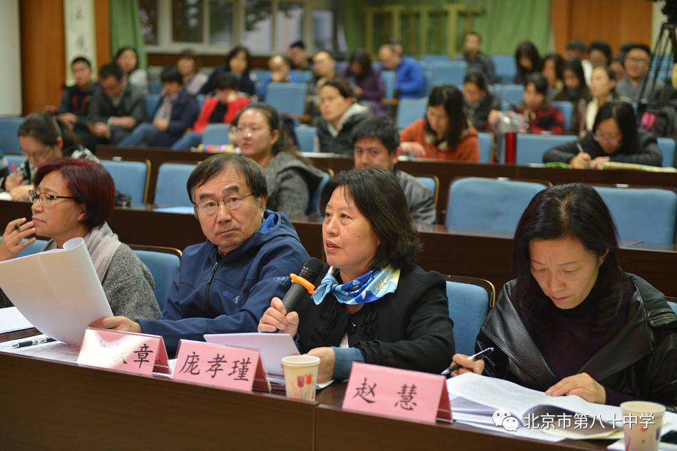 专家庞孝瑾老师点评与提问.专家边境老师与答辩老师交流.