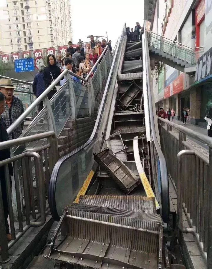 重庆一自动扶梯行驶中突然自爆!(含现场视频)