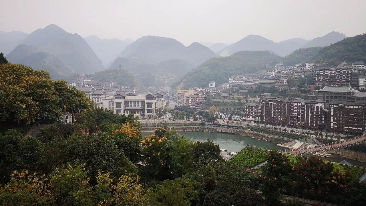 最後一張照片,是我們在存酒地跟前,拍的茅臺鎮景色.