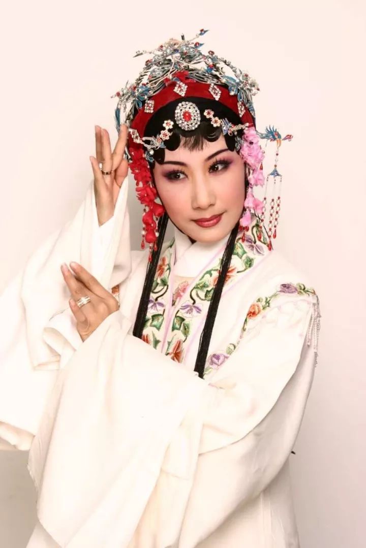 樊婷婷,女,上海寶山人,國家二級演員,工青衣,著名越劇金派傳人,上海