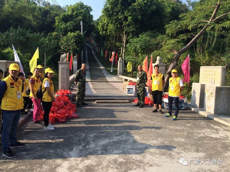 历史悠久的华古岩装扮一新,彩旗飘扬,节日气氛浓烈.