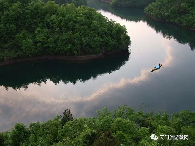 乘坐旅遊空調大巴車前往宜都,抵達【清江天龍灣度假區】天門指定時間